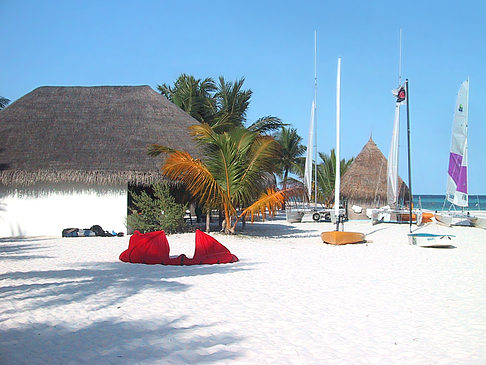 Der weiße Sandstrand der Malediven Foto 