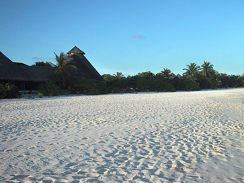 Der weiße Sandstrand der Malediven