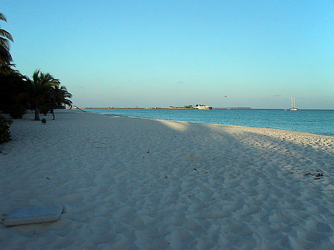 Der weiße Sandstrand der Malediven Fotos